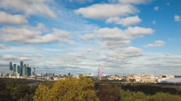 Ciudad de Moscú horizonte en otoño timelapse. Rascacielos modernos y edificios antiguos . — Vídeo de stock