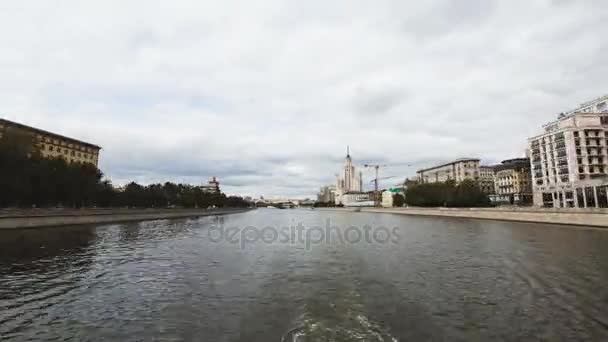 Moskva, Ryssland - 29 September 2016: Timelapse utsikt från båt på floden flyttar kasta historiska center Moskva — Stockvideo