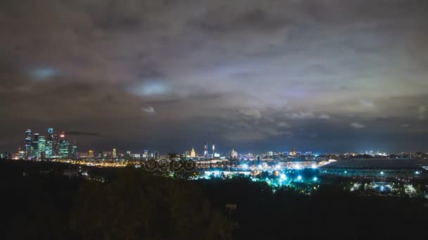 Panoramę miasta Moskwy w nocy timelapse. Nowoczesnych drapaczy chmur i starych budynków. — Wideo stockowe
