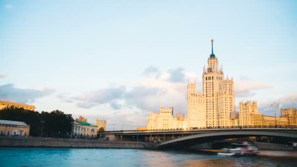 Timelapse vista dell'edificio storico a Mosca con fronte fiume — Video Stock