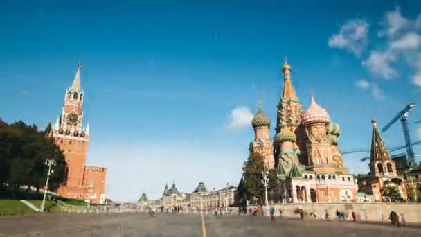 Moscú, Rusia, 22 de septiembre de 2016: Catedral de San Basilio y torre del Kremlin desde la hiperlapso de la Plaza Roja en Moscú, Rusia — Vídeo de stock