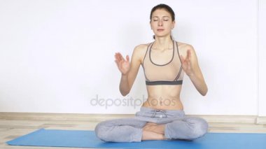 Genç kadının Yoga egzersiz ayakta hala slowmotion yapması