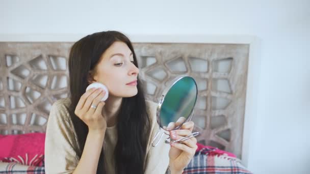 Joven hermosa mujer haciendo maquillaje y sonrisa en la cámara — Vídeos de Stock