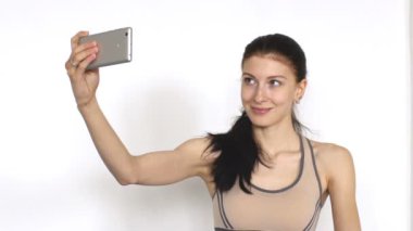 Genç kadın spotsman yapma selfie gülümseme smartphone slowmotion