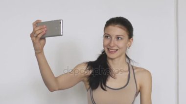Genç kadın spotsman yapma selfie gülümseme smartphone slowmotion