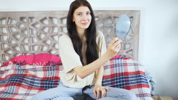 Belle jeune femme tenant un miroir et souriant dans la caméra - concepts de maquillage — Video