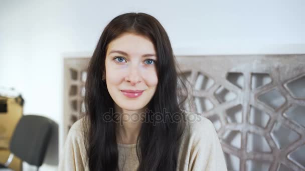 Hermosa sonrisa de mujer joven - inventar conceptos — Vídeos de Stock