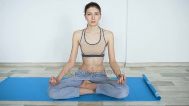 Genç kadının Yoga egzersiz hala ayakta ve onların dayanıklılık gülümseme kamera test yapması