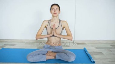 Genç kadınlar yoga yaparken egzersiz hala ayakta ve onların dayanıklılık gülümseme kamera test