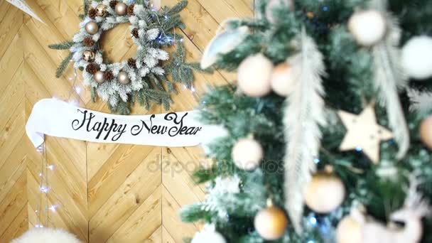Feliz año nuevo signo en el fondo de la corona del árbol de Navidad — Vídeo de stock