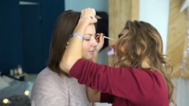 Makyöz yapan bir kız için önemli bir olay önce kaşları güzel makyaj