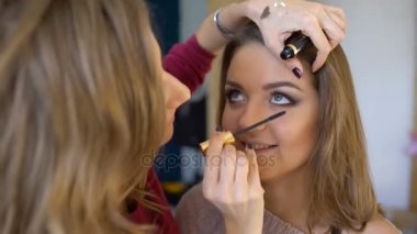 Makyöz yapan bir kız güzel makyaj gözleri önünde önemli bir olay için