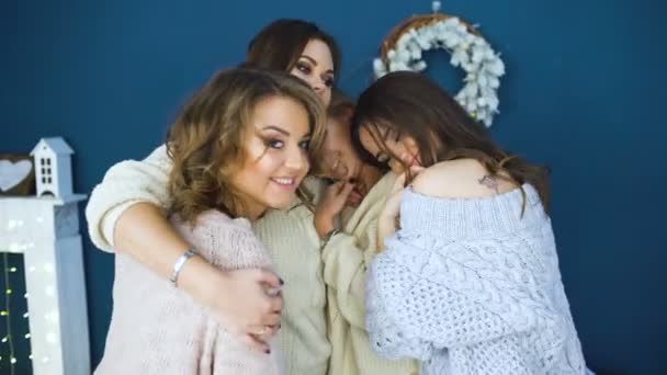 Four beautiful girls hug each other . Girlfriends having fun and laugh in bedroom — Stock Video