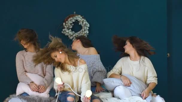 4 人の美しい女の子のダンス、頭を振るとベッドの上の毛を祝うパーティー スローモーション — ストック動画