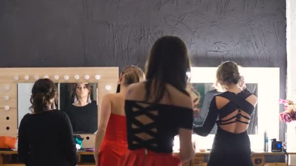 化粧鏡と正しいドレスとメイクアップをポーズ 4 つの若い美しい女性 — ストック動画