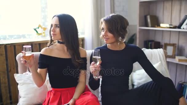 Três meninas bonitas bebem champanhe e saúde. Mulheres se divertindo rir no quarto — Vídeo de Stock