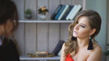 İki güzel kız İçecek şampanya ve şerefe. Kadın yatak odasında sorunlar hakkında konuşmak.