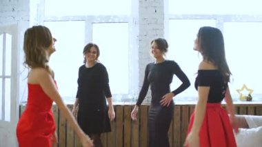 Arkadaşlar dans. Dans ve having fun neşeli genç kadın yatak odasında parti