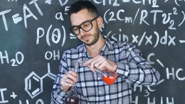 Hombre joven científico hacer experimento de laboratorio en ecuaciones químicas y matemáticas sala de pared — Vídeo de stock