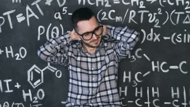 Vědec člověka o problémech experimentovat v místnosti chemických a matematických rovnic — Stock video