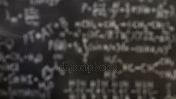 Chemische en wiskundige vergelijkingen muur kamer achtergrond gericht en intreepupil actie — Stockvideo