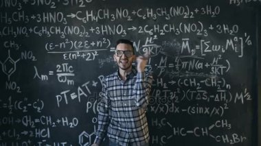 sorunlar hakkında hayal kırıklığına uğramış bilim adamı adam deneme kimya ve Matematiksel denklemler odasında