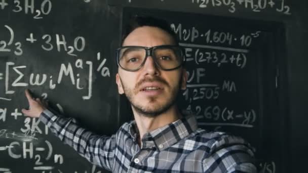 Mladý vědec muž dělat selfie natáčení v chemických a matematických rovnic zdi místnosti interiéru — Stock video