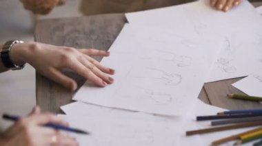 Kadın bir eskiz kağıt closeup oluşturur clother tasarımcıları studio terzi