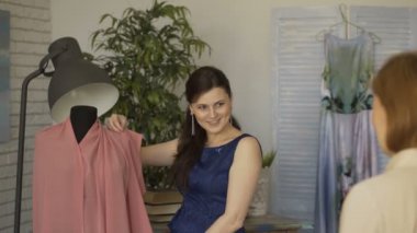 Genç clother tasarımcı kadın bezi müvekkili terzi Studio gösterir