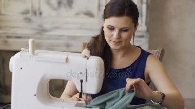 Dikiş makinesi terzi Studio ile genç giyim Tasarımcısı ve terzi iş kadın