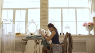 Dikiş makinesi terzi Studio ile genç giyim Tasarımcısı ve terzi iş kadın