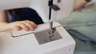 Genç giyim Tasarımcısı ve terzi kadın dikiş makinesi closeup terzi Studio ile çalışıyor