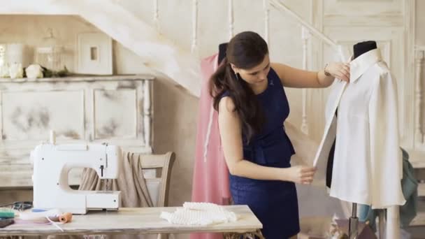 Молодой дизайнер одежды и швея проверить рубашку в портной студии — стоковое видео
