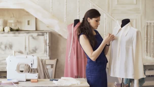 Jeune designer de vêtements et couturière chemise avec fil et aiguille en atelier tailleur — Video