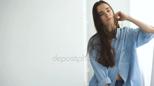 Professioneel fashion model poseren en glimlach in camera. Vrouw Toon poses en emoties — Stockvideo