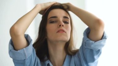 Profesyonel moda model poz ve kameraya bakıyor. Kadın Haritayı pozlar ve duygular portre