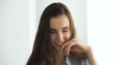 Profesyonel moda model poz ve kameraya bakıyor. Kadın Haritayı pozlar ve duygular portre