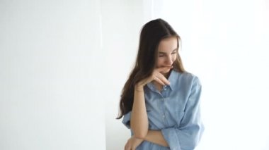 Profesyonel moda model poz ve kameraya bakıyor. Kadın göstermek pozlar ve duygular