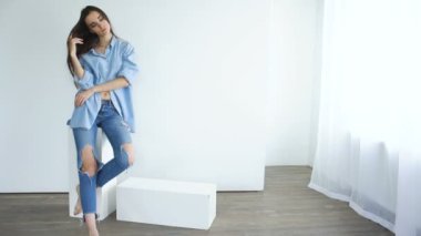 Profesyonel moda model poz ve kameraya bakıyor. Kadın göstermek pozlar ve duygular