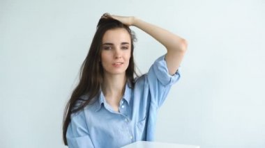 Profesyonel moda model poz ve kameraya bakıyor. Kadın göstermek pozlar ve duygular