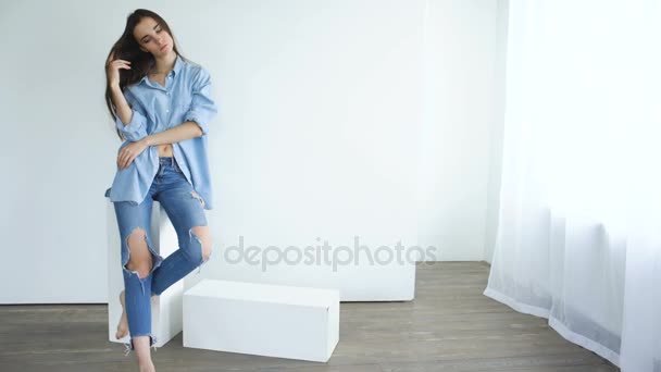 Modelo de moda profissional posando e olhando para a câmera. Mulher mostra poses e emoções — Vídeo de Stock