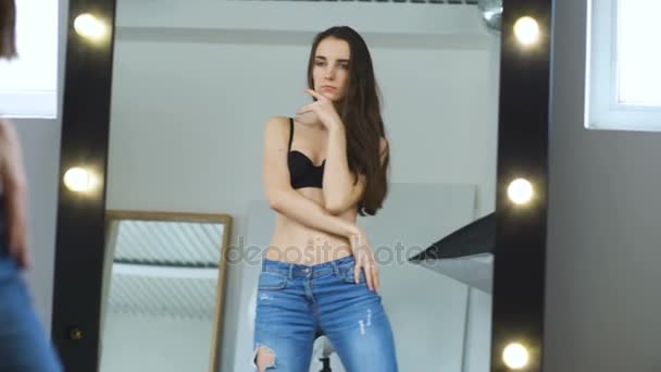 Modelo de moda profesional posando en topless y mirando en el espejo de maquillaje . — Vídeo de stock