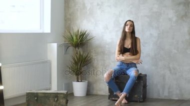 Profesyonel moda model üstsüz poz ve kameraya bakıyor. Kadın göstermek pozlar ve duygular