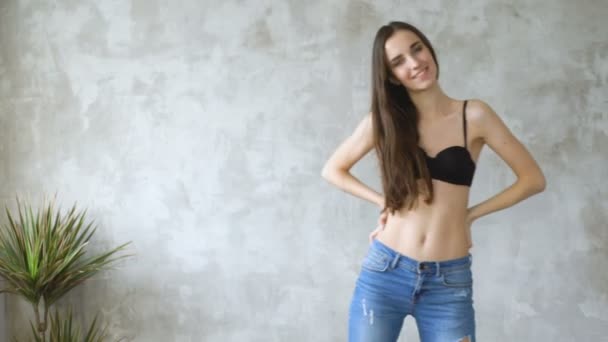 Profi-Model oben ohne posiert und blickt in die Kamera. Frauen zeigen Posen und Emotionen — Stockvideo