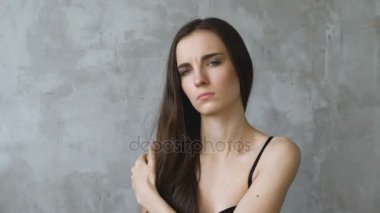 Profesyonel moda üstsüz poz model ve kameraya, aradığım pozlar ve duygular closeup gösterir