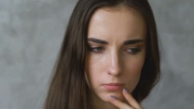Profesyonel moda model poz ve kameraya bakıyor. Kadın Haritayı pozlar ve duygular portre