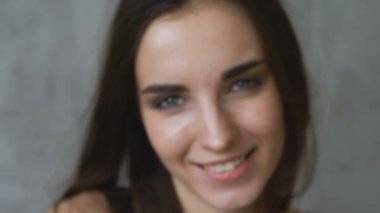 Profesyonel moda model poz ve kameraya bakıyor. Kadın Haritayı pozlar ve duygular portre