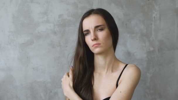 Professioneel fashion model topless poseren en op zoek naar camera, tonen poses en emoties closeup — Stockvideo