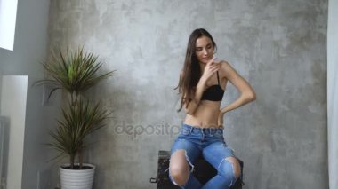 Profesyonel moda model üstsüz poz ve kameraya bakıyor. Kadın göstermek pozlar ve duygular