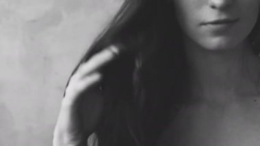 Profesyonel moda model poz ve kameraya bakıyor. Kadın Haritayı pozlar ve duygular portre